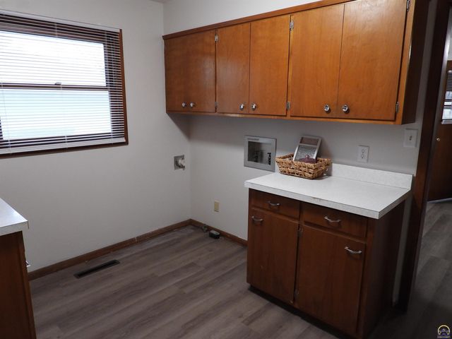 718 S 9th St, Osage City, KS 66523