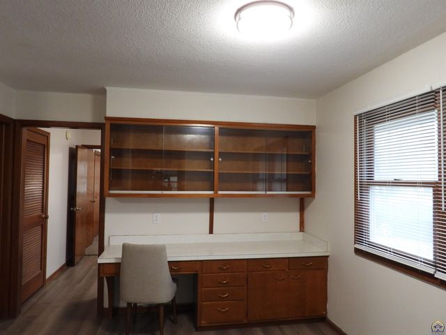 718 S 9th St, Osage City, KS 66523