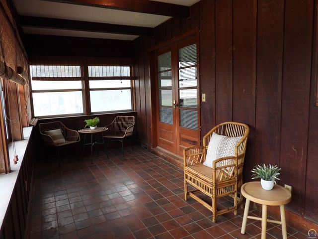 718 S 9th St, Osage City, KS 66523