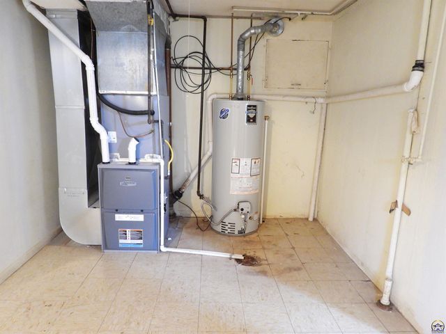 718 S 9th St, Osage City, KS 66523