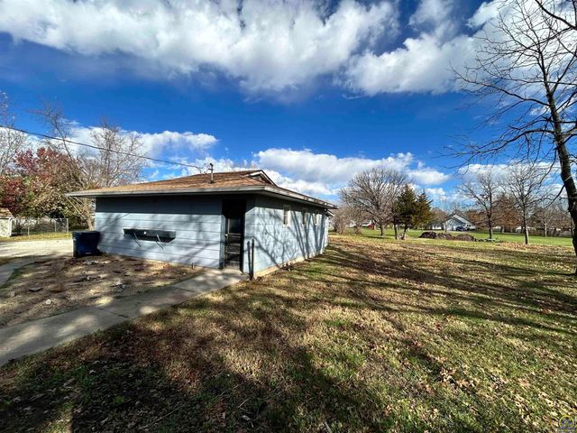 718 S 9th St, Osage City, KS 66523