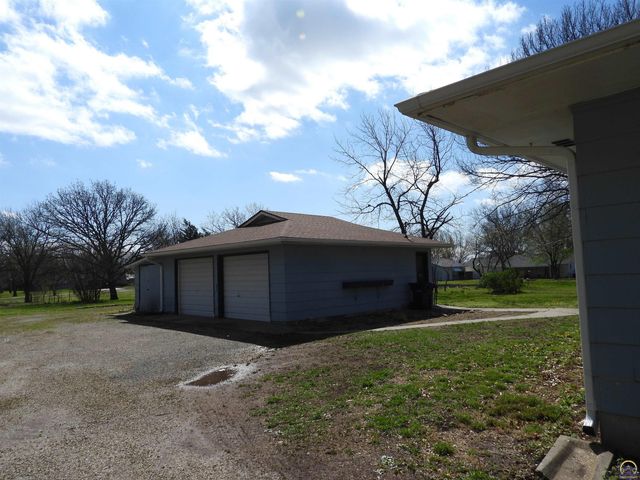 718 S 9th St, Osage City, KS 66523