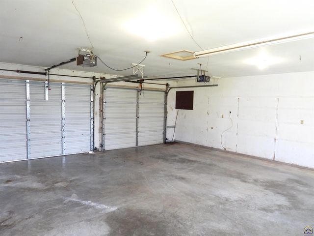 718 S 9th St, Osage City, KS 66523