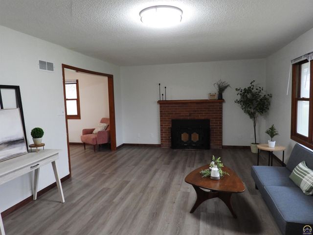 718 S 9th St, Osage City, KS 66523