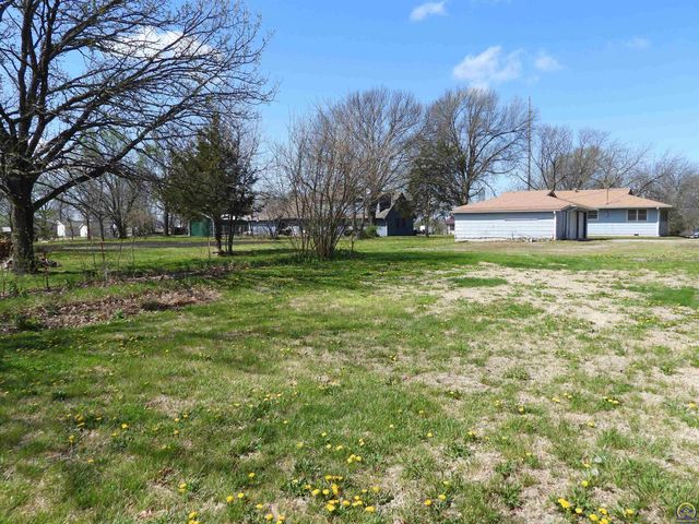 718 S 9th St, Osage City, KS 66523