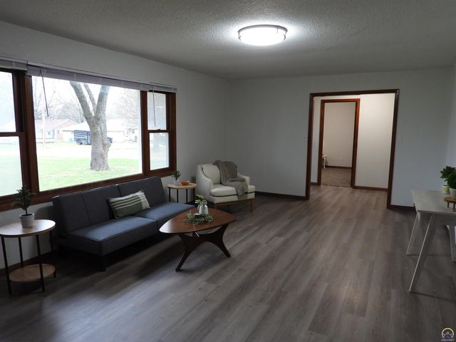 718 S 9th St, Osage City, KS 66523