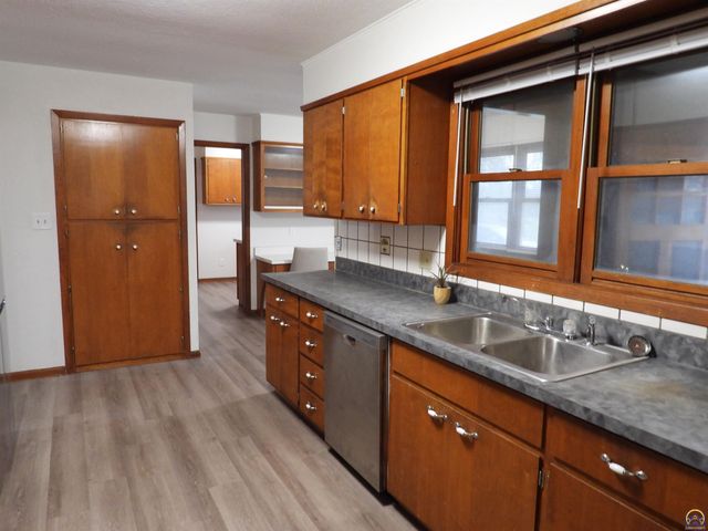 718 S 9th St, Osage City, KS 66523