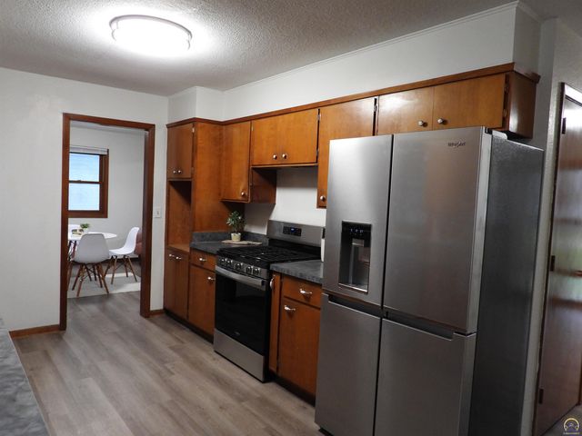 718 S 9th St, Osage City, KS 66523