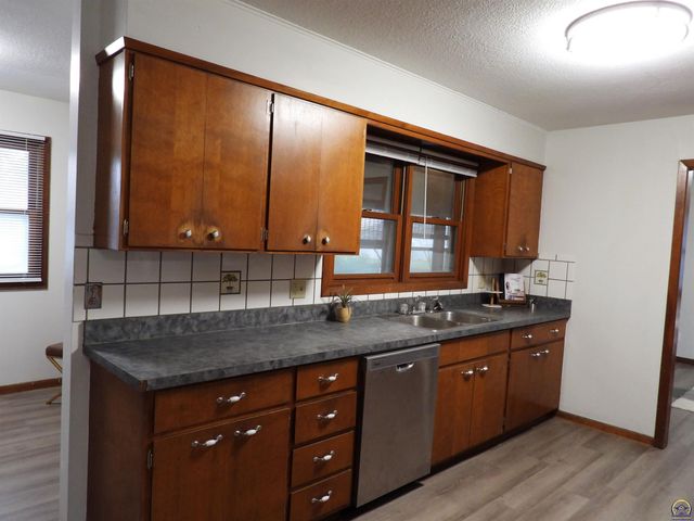 718 S 9th St, Osage City, KS 66523