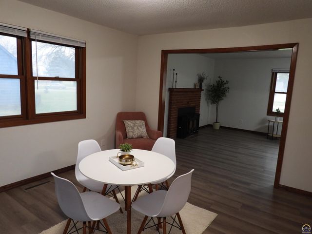 718 S 9th St, Osage City, KS 66523