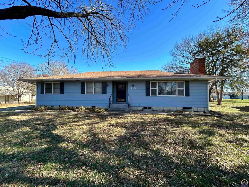 718 S 9th St, Osage City, KS 66523