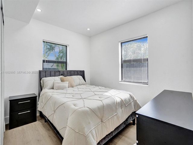 3661 NE 8th Ave, Oakland Park, FL 33334