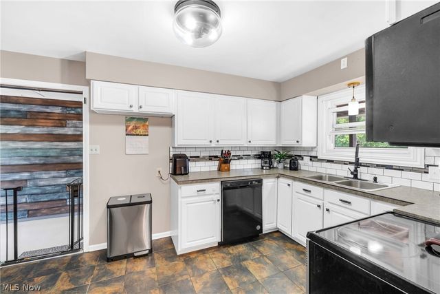 1159 E Robinson Avenue, Barberton, OH 44203