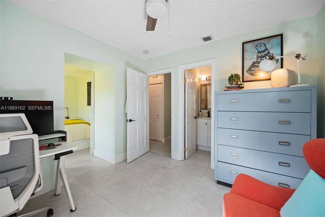 350 NE 59th St, Oakland Park, FL 33334