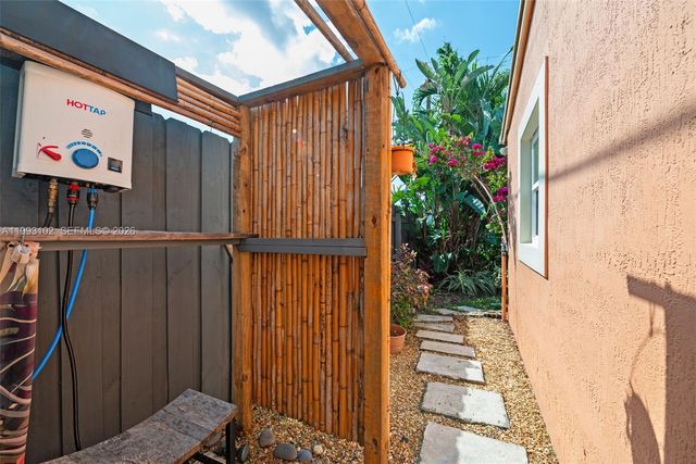 350 NE 59th St, Oakland Park, FL 33334