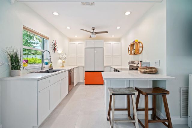 350 NE 59th St, Oakland Park, FL 33334