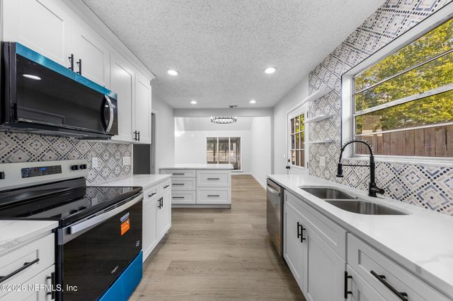 10644 LA MANCHA Avenue, Jacksonville, FL 32257