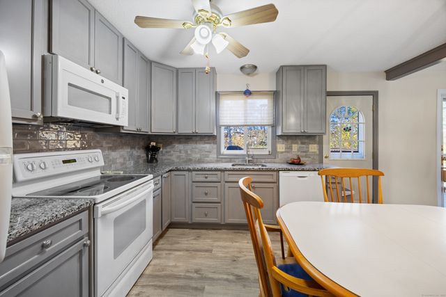 25 Stowe Court, Hamden, CT 06514