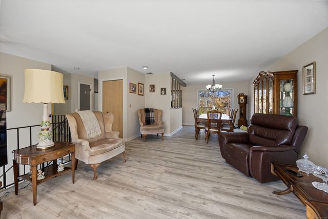 25 Stowe Court, Hamden, CT 06514