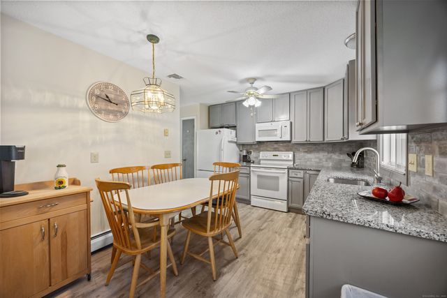 25 Stowe Court, Hamden, CT 06514