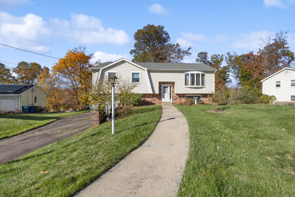 25 Stowe Court, Hamden, CT 06514