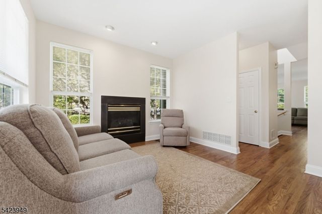 24 Kentworth Ct, Raritan Twp., NJ 08822