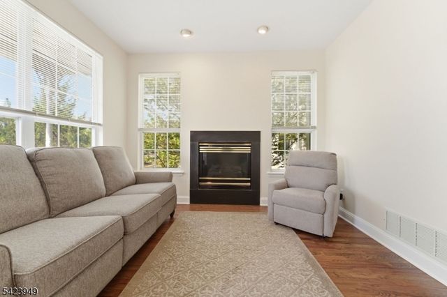 24 Kentworth Ct, Raritan Twp., NJ 08822