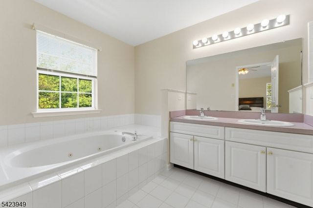 24 Kentworth Ct, Raritan Twp., NJ 08822