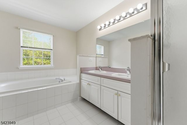 24 Kentworth Ct, Raritan Twp., NJ 08822