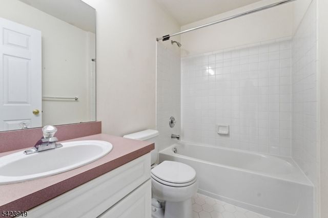24 Kentworth Ct, Raritan Twp., NJ 08822