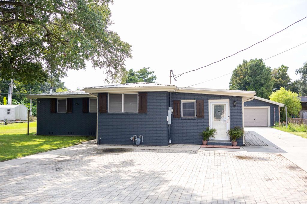 224 Ledet Ln, Larose, LA 70373