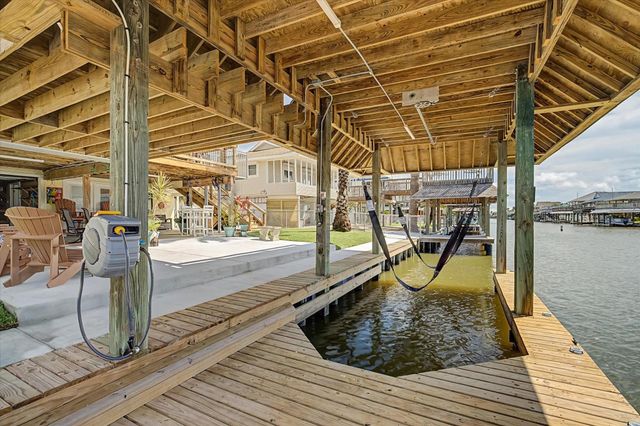 273 Barracuda Street, Bayou Vista, TX 77563