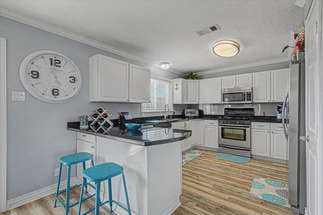 273 Barracuda Street, Bayou Vista, TX 77563