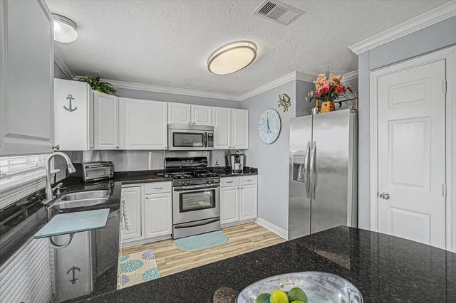 273 Barracuda Street, Bayou Vista, TX 77563