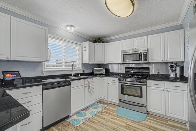273 Barracuda Street, Bayou Vista, TX 77563