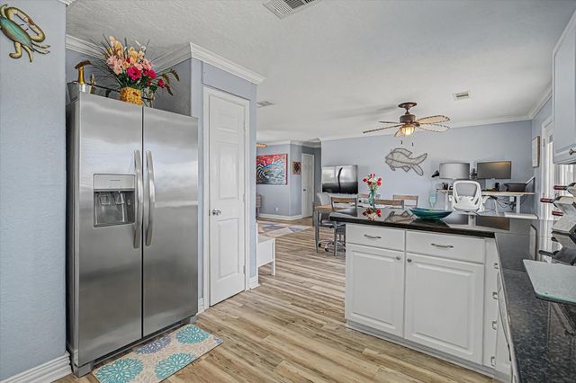 273 Barracuda Street, Bayou Vista, TX 77563