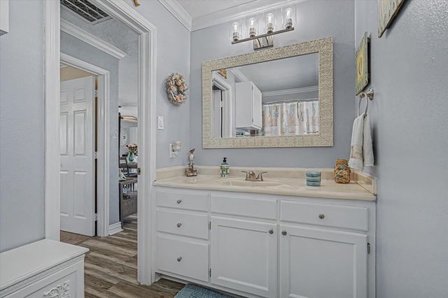 273 Barracuda Street, Bayou Vista, TX 77563