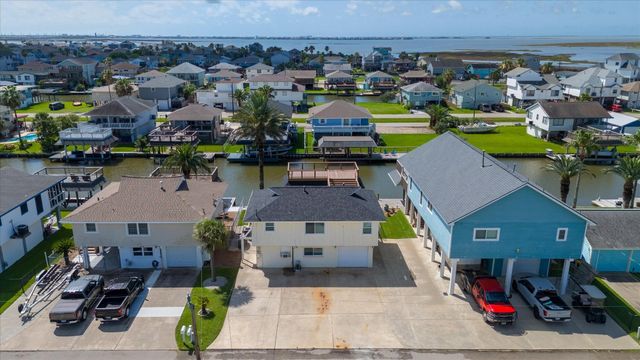 273 Barracuda Street, Bayou Vista, TX 77563
