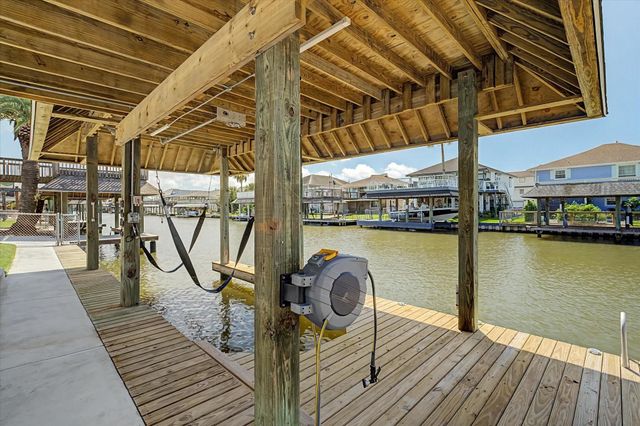273 Barracuda Street, Bayou Vista, TX 77563