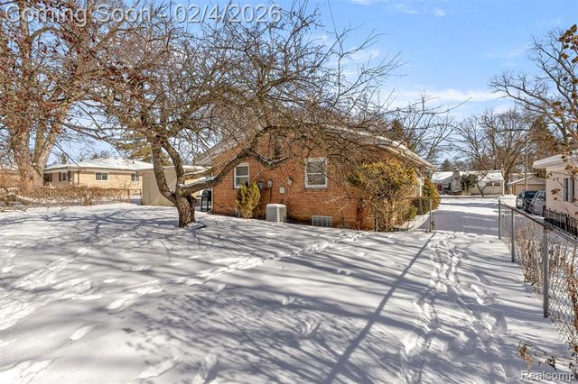 15051 Dixie, Redford, MI 48239