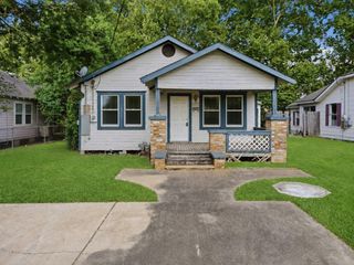 202 S Magnolia Street, Highlands, TX 77562