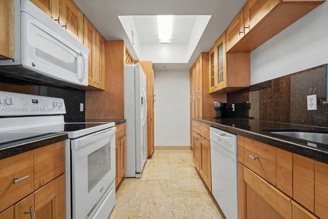 5085 NW 7th Street 906, Miami, FL 33126