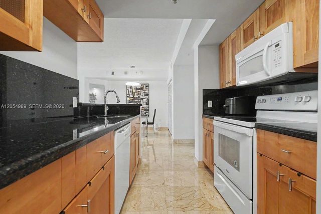 5085 NW 7th Street 906, Miami, FL 33126