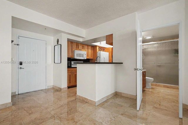 5085 NW 7th Street 906, Miami, FL 33126