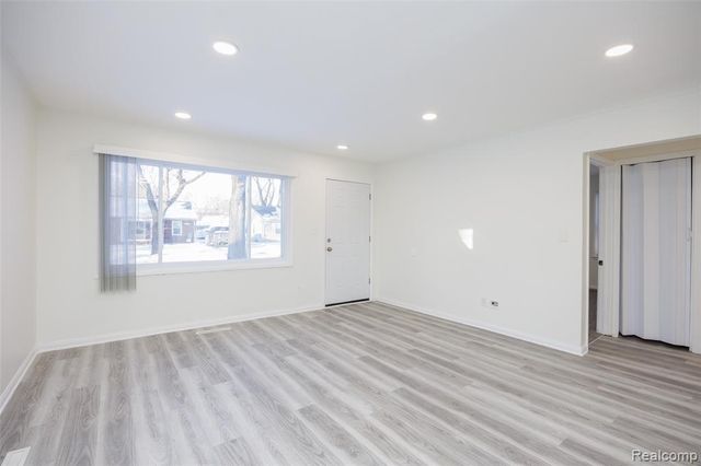 10111 Albany Street, Oak Park, MI 48237