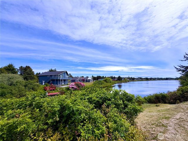 642 Weatherwax Loop NE, Ocean Shores, WA 98569