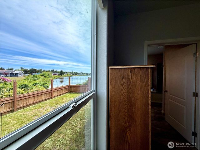 642 Weatherwax Loop NE, Ocean Shores, WA 98569