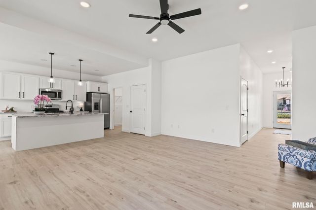 316 BOULDER CREEK Drive, Chatham, IL 62629