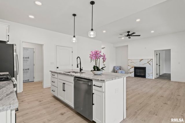 316 BOULDER CREEK Drive, Chatham, IL 62629