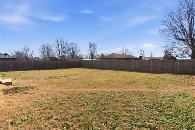 4562 W Tarkio Street, Springfield, MO 65802